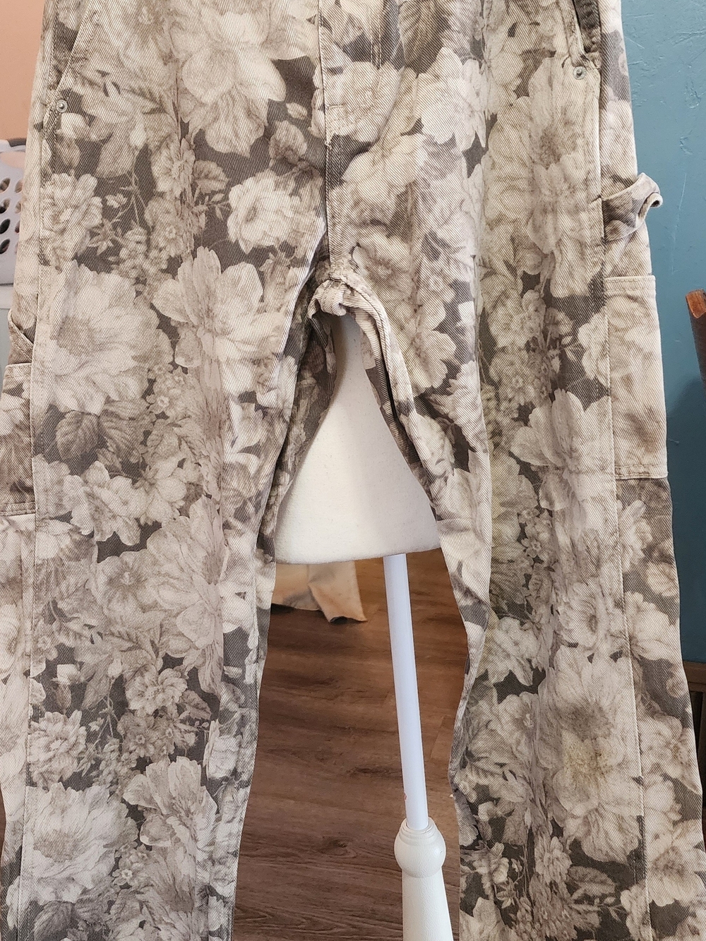 PacSun Floral-Print Straight Leg Jeans in Beige and Gray Sz 29x30